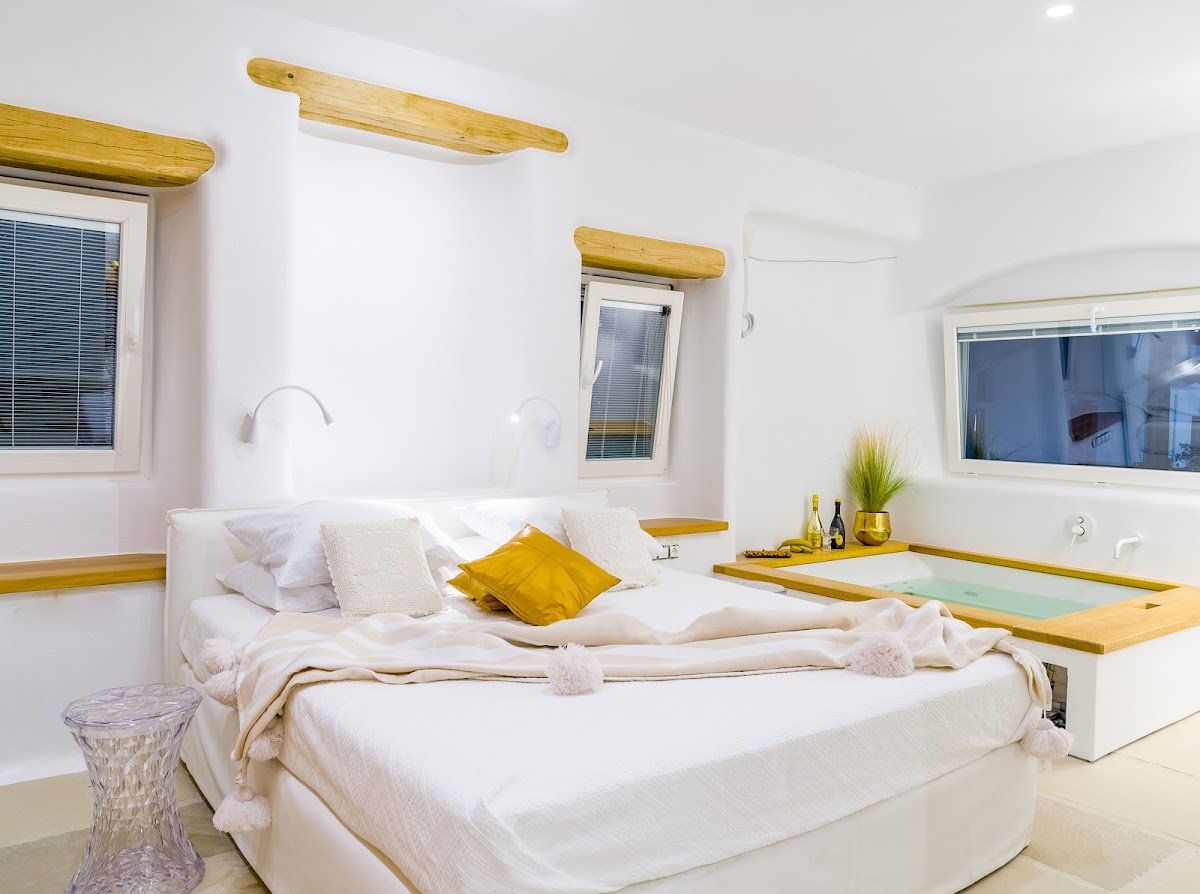 Naxos — Euphoria Downtown — gallery