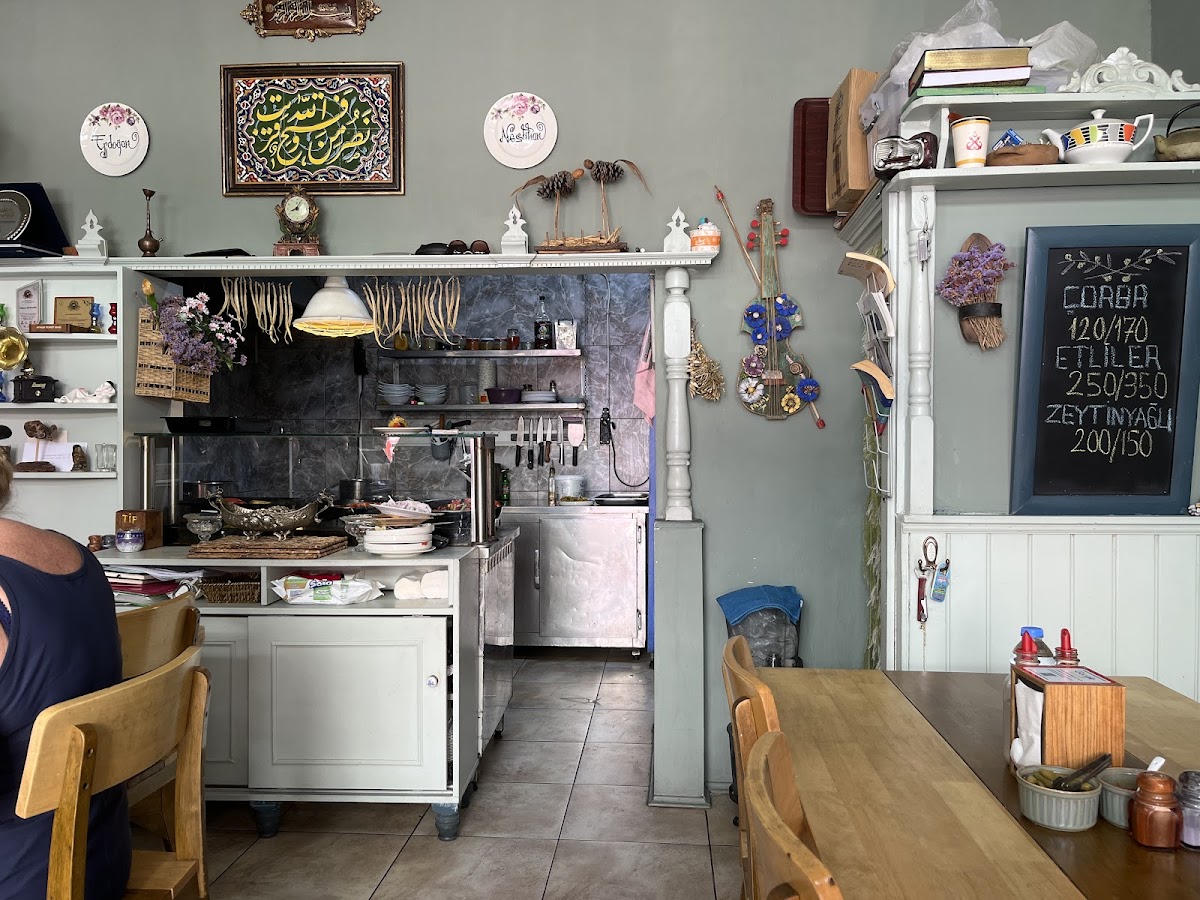 Ayvalık — Passali Mudavim Corba Zeytinyagli Anne Yemekleri — gallery