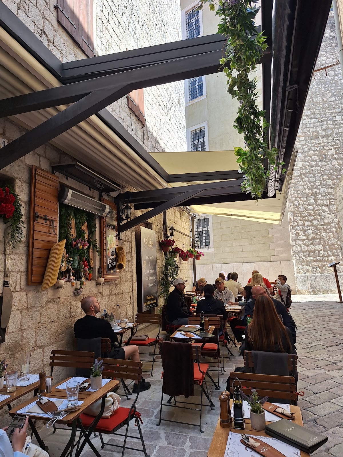Kotor — La Catedral Pasta Bar — galeri