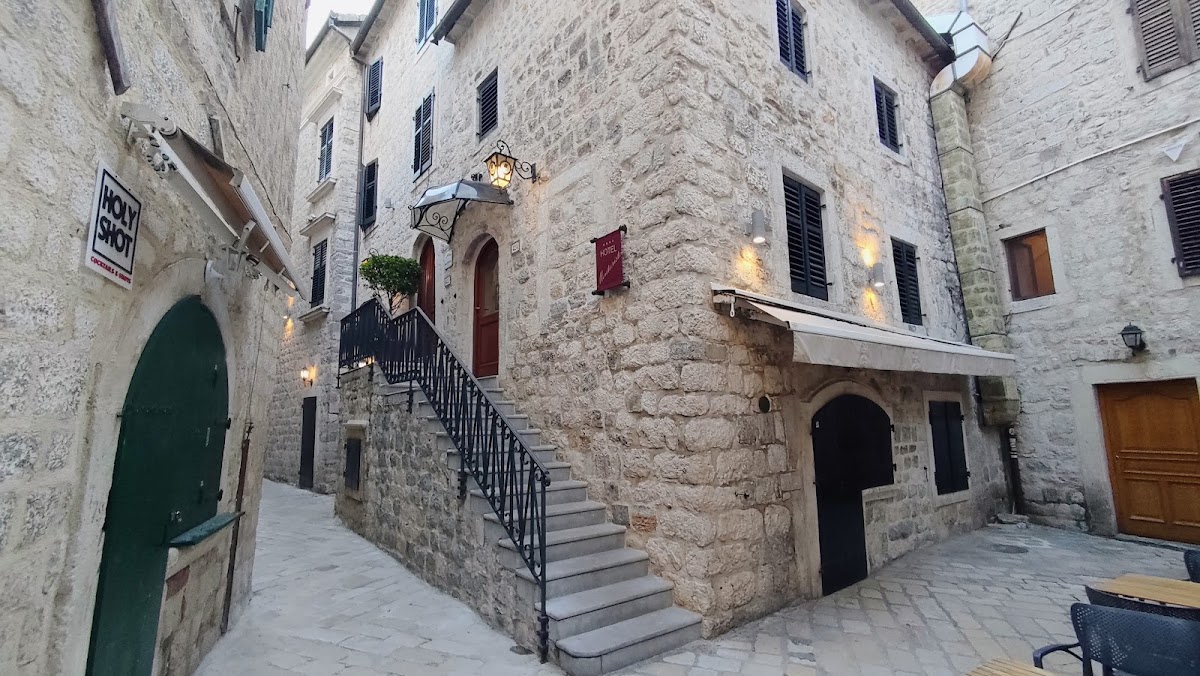Kotor — La Catedral Pasta Bar — galeri