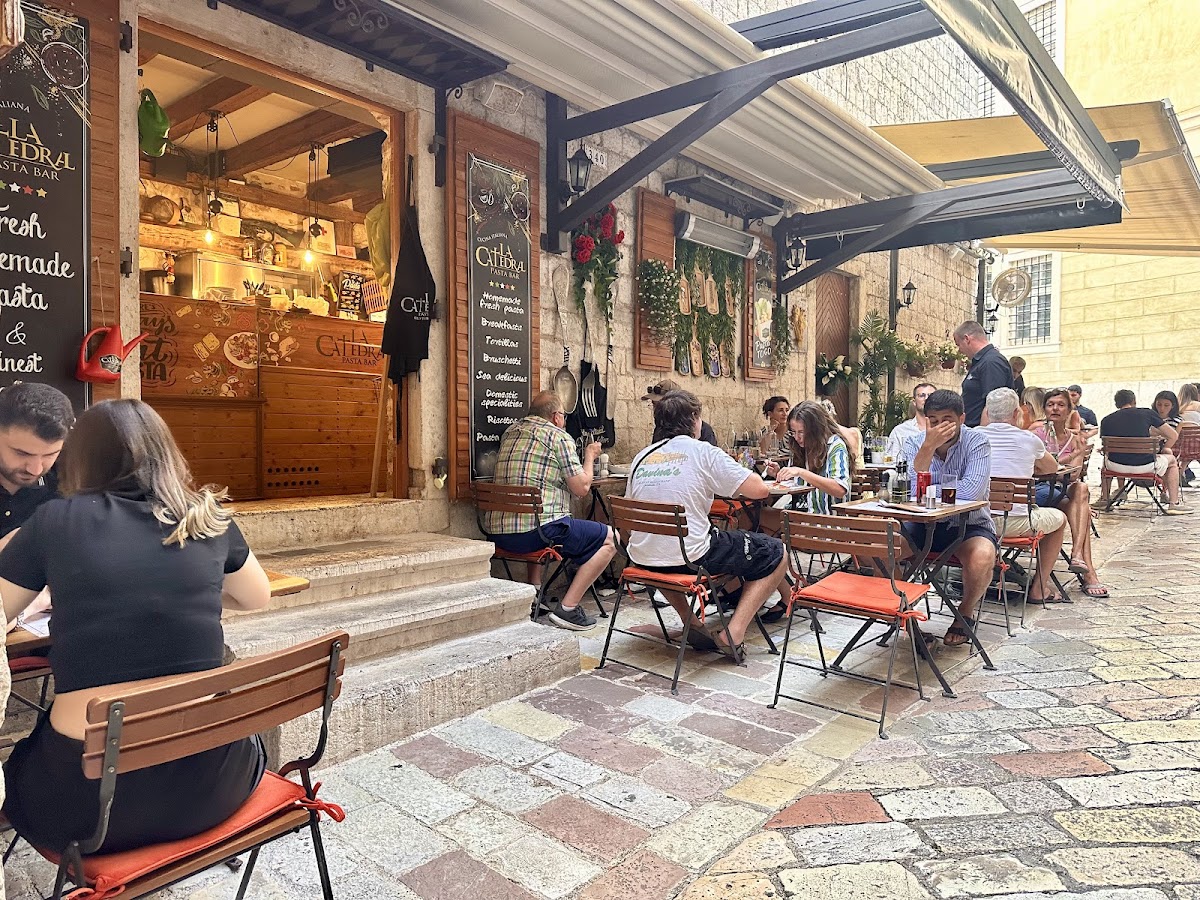Kotor — La Catedral Pasta Bar — galeri