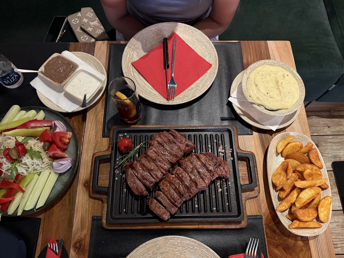 Kotor — Marenda Steak House — galeri
